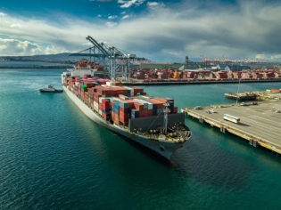 Transporte marítimo de contenedores consolida recuperación de la demanda, de tarifas spot y de fletamento